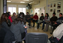 Visita dels professionals de la cooperativa Koinòs al Centre Juvenil Satèl·lit