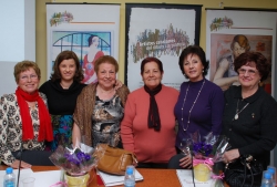 Paquita Mitjavila, Ana M. Ansia, Francisca Márquez, Maria Viñallonga i Teresa de Pedro, acompanyades de la treballadora social, Sílvia Guerrero