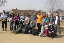 Alguns dels voluntaris que van participar a la jornada de neteja del Riu Mogent