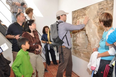 Veïns a les primeres visites guiades per l'arxiver municipal, Nicolau Guanyabens