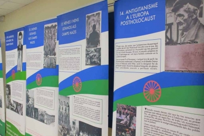 Plafons corresponents a l'exposició 'Porrajmos, el genocidi nazi del poble gitano', al CJ Satèl·lit