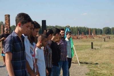 Participants en el 69è aniversari del genocidi del poble gitano, l'any passat al Camp de Concentració d'Auschwitz. (Font: Facebook de Dik I Na Bistar Look and Don't Forget)