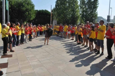 L'ANC de Montornès ha fet una "V" simbòlica en el moment de la seva ofrena