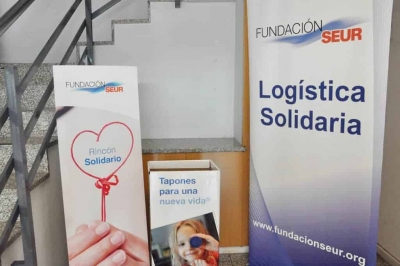 Racó solidari per a la recollida de taps a l'entrada de l'Ajuntament