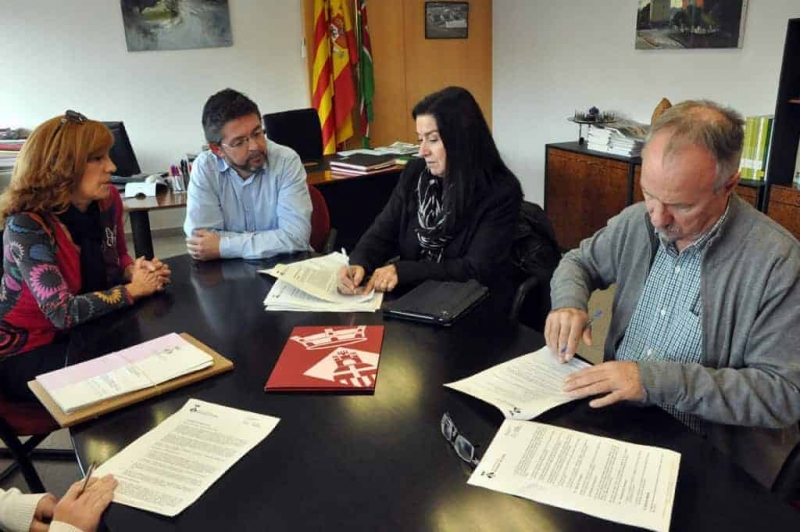 Signatura del contracte amb l’Associació Benestar i Desenvolupament per tirar endavant el projecte CLARA