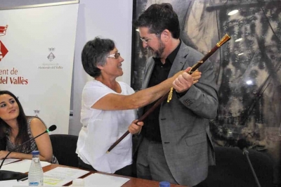 José A. Montero, rep la vara d'alcalde de mans de Maria Rosa Vinyallonga 