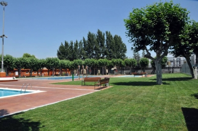 Entre les millores hi ha hagut la renovació de la gespa i el paviment de l'entorn de les piscines