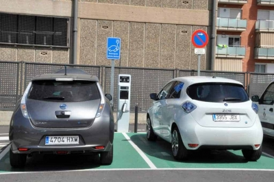 El punt permet la recàrrega de dos vehicles simultàniament