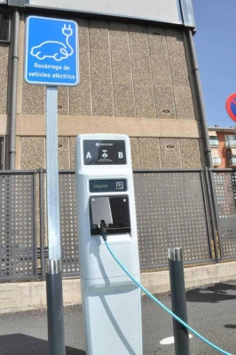 Presa de llum per a vehicles elèctrics a l'aparcament de l'Ajuntament
