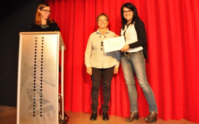 A la dreta, Sílvia Riera, guanyadora de l’accèssit del Premi Font de Santa Caterina de Microcontes 2013
