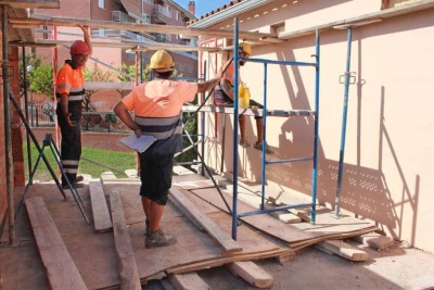Treballadors de la Brigada sobre l'edifici annex que han construït