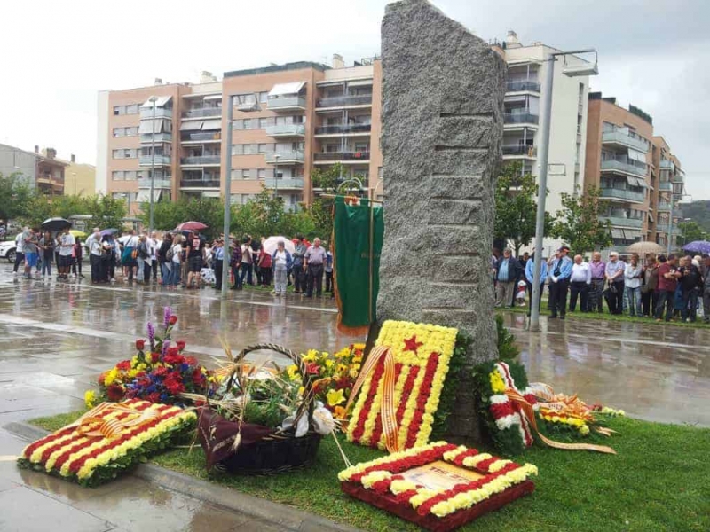 Ofrenes florals al monòlit de l'Onze de Setembre