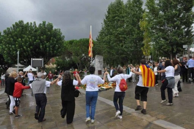 Ballada de la sardana "El meu Montornès" al voltant del monòlit de l'Onze de Setembre