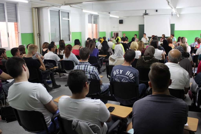 Un centenar de persones van assistir a la presentació del curs, en una de les aules de l'Institut Vinyes Velles.