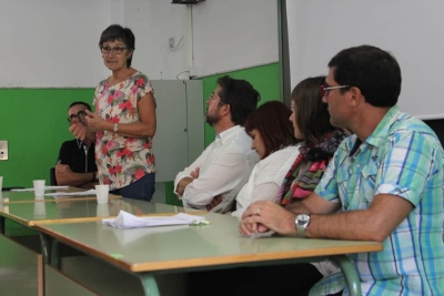 El director de l'Escola d'Adults Ramon Minguell, la contacontes Mercé Rubí, l'alcalde José A. Montero, i l'equip docent.