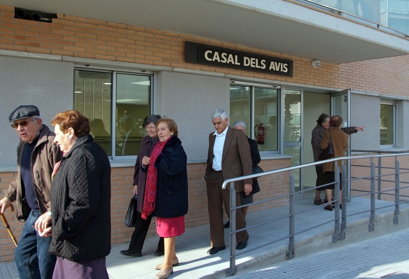 Entrada del Casal dels Avis a l'avinguda de la Llibertat