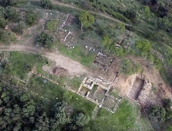 Vista aèria del jaciment arqueològic de Can Tacó - turó d'en Roina