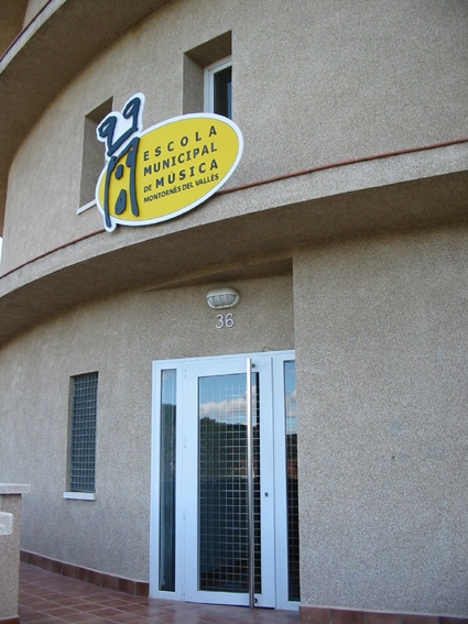 L'Escola Municipal de Música, l'Escola de Dansa i l'Aula de Teatre tenen la seu al carrer de Can Parera