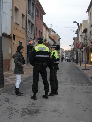 Agents de la Policia Local patrullant pel carrer Major