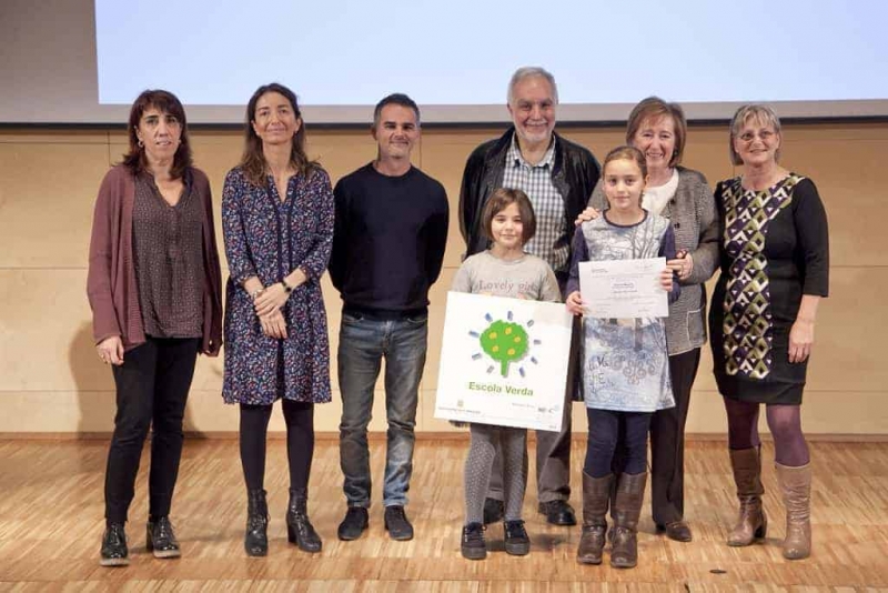 L'equip directiu de l'Escola Mogent i les dues ecodelegades de 4t, amb les seves famílies, en el moment de recollir la placa d'Escola Verda. Font: Web de l'Escola Mogent.