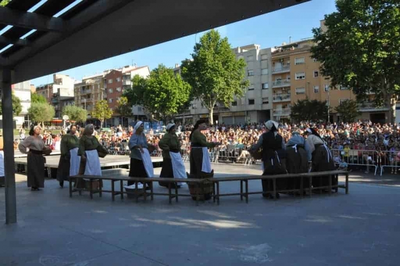 La plaça de Pau Picasso, a vessar amb la representació de la part final de La Remençada (Juny 2015)