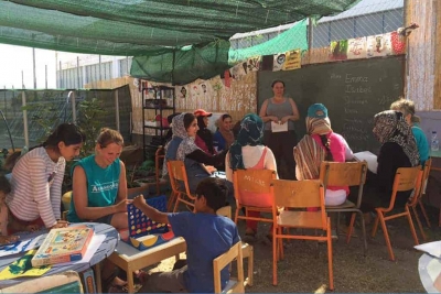 Activitats grupals i jocs al pati de l'escola. Autora: Layhing Siu Munro.