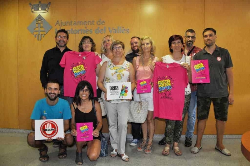 Entitats i representants municipals durant la presentació de la Festa Major 2016 i la Campanya No és No