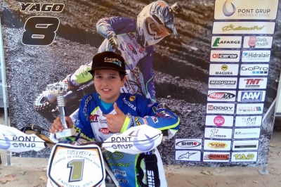 Yago Domínguez amb el trofeu de Campió de Catalunya d'Endurets de 65cc (Foto: Yago 8)