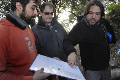 Els dos arqueòlegs amb l'arxiver municipal de Montornès