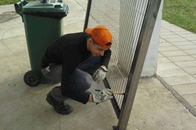 Construcció d'una tanca per a l'Institut Vinyes Velles per part de l'alumnat del PTT