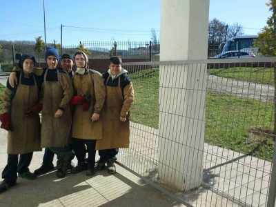 Alumnat del PTT amb la tanca que han construït per a l'Institut Vinyes Velles