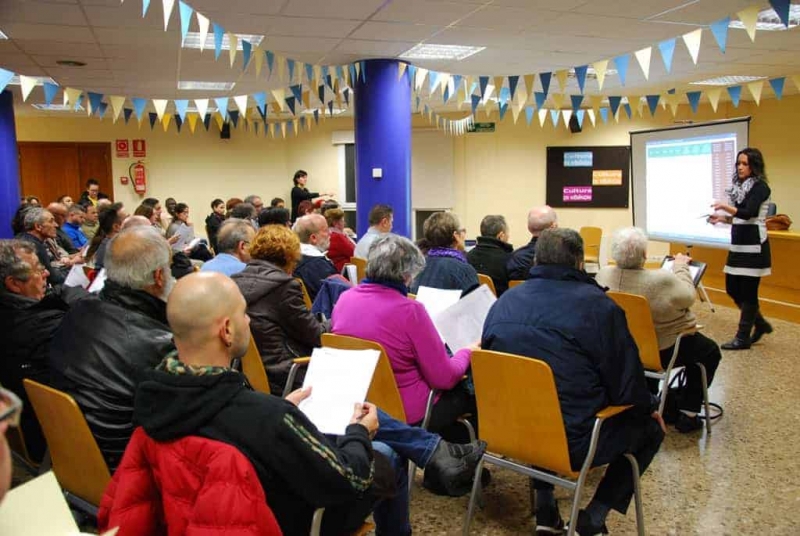 Primera xerrada informativa sobre les clàusules terra a la Biblioteca (13 de febrer de 2017)