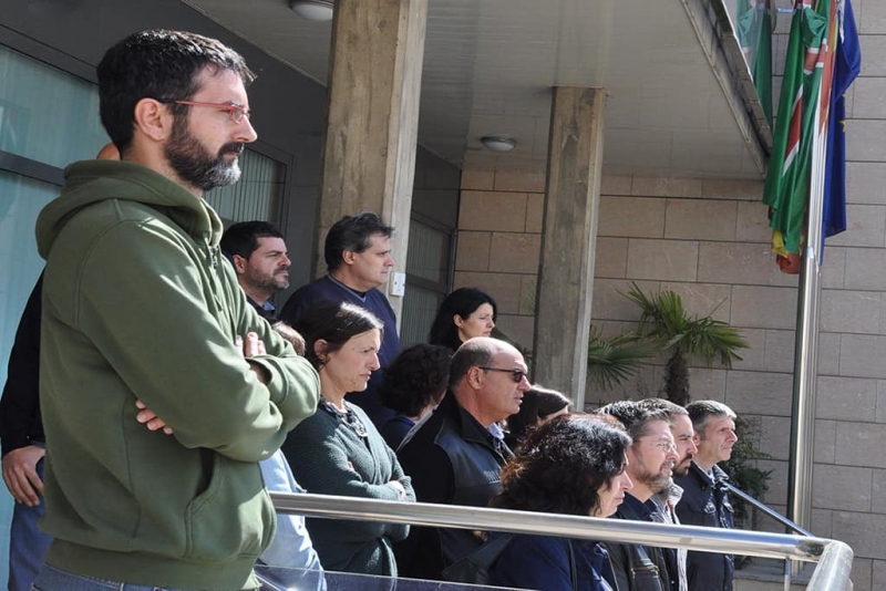 Minut de silenci a la porta de l'Ajuntament