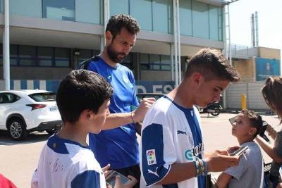 Els infants amb el porter del primer equip, Diego López