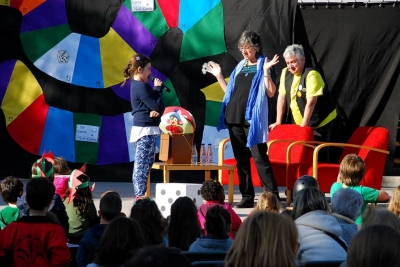 Marató de contes a la plaça de Pau Picasso