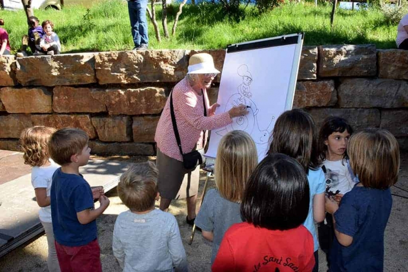 La il·lustradora Pilarín Bayés, dibuixa un Patufet als infants 