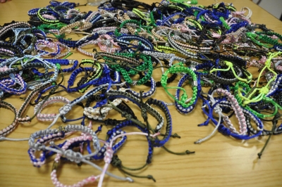 Les polseres que han fet les voluntàries del Taller de Costura.