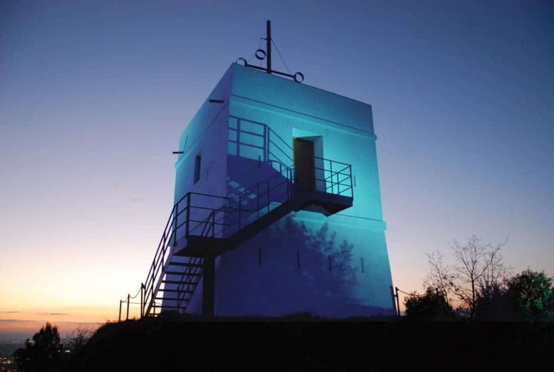 La torre del Telègraf al capvespre i il·luminada de color blau (Imatge d`arxiu. Any 2015)
