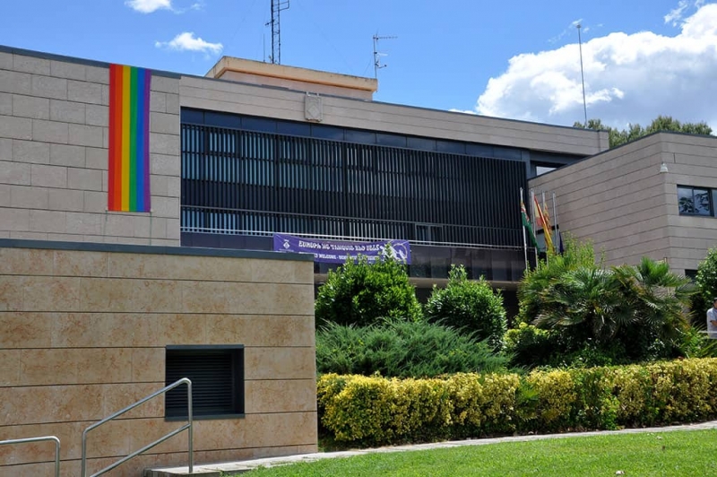 Façana de l'Ajuntament amb la bandera irisada en el dia de l'alliberament LGTBI