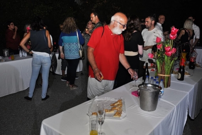 Les persones assistents van poder tastar una copa de cava i coca de vidre
