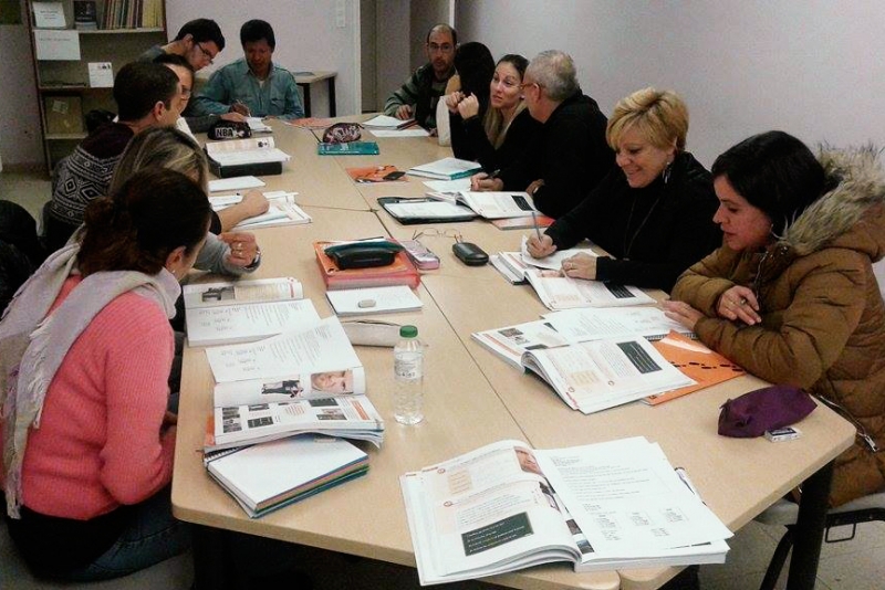 Una de les sessions dels cursos de català per a adults a Montornès. Font: Oficina de Català de Montornès.