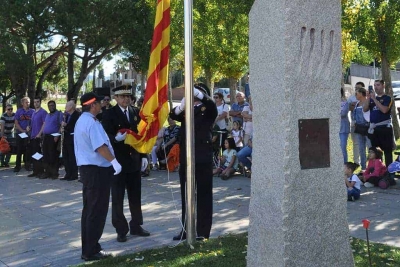 Membres de la Policia Local i de Protecció Civil de Montornès han hissat la bandera catalana