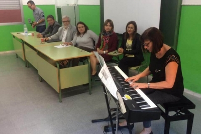 Una alumna de l'Escola Municipal de Música toca el piano a l'acte d'inauguració del curs del CFA Marinada. Font: Facebook de l'Escola Municipal de Música.