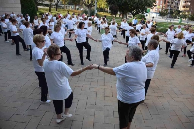 Sessió de gimnàstica per a la gent gran davant de l'Ajuntament