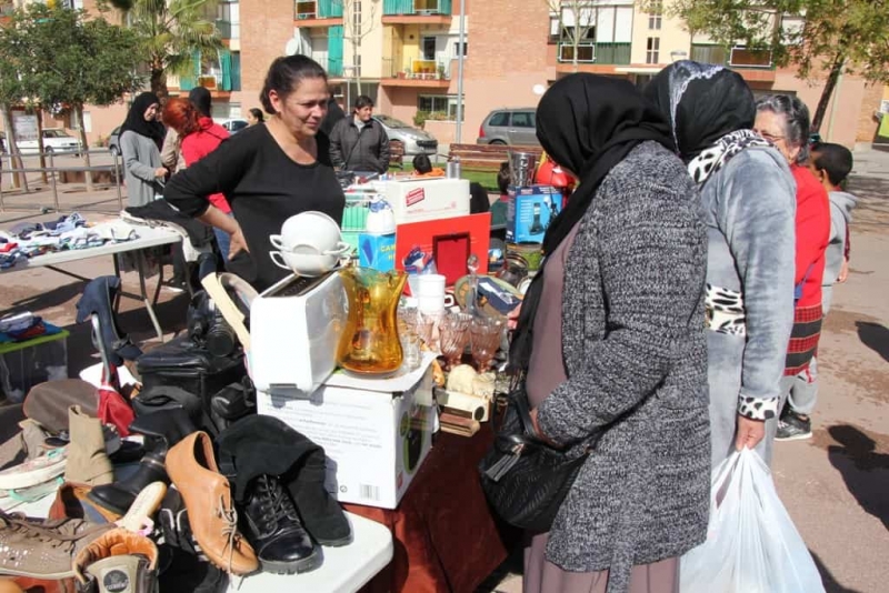 Mercat de segona mà a la plaça del Poble