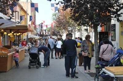 Els carrers del centre del poble s'han quedat petits amb el mercat medieval