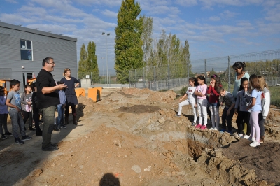 Plantada d'arbres a l'Escola Mogent