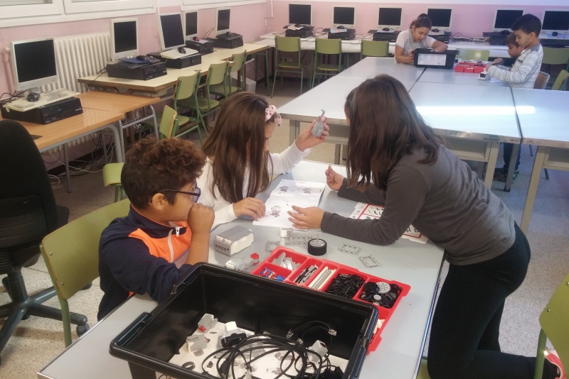 Alumnes de 4t es preparen per a la FIRST LEGO League (Font: Escola Marinada)