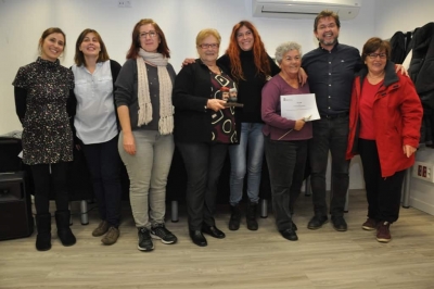 Representants del grup de teatre La Faràndula recullen el seu guardó