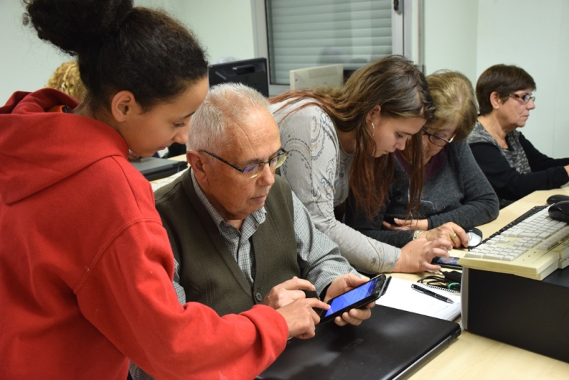 Intercanvi generacional entre joves del programa RAI-ESO i usuaris del Casal de la Gent Gran